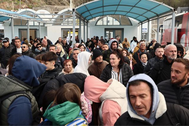 Κάτοικοι της Σαντορίνης εγκαταλείπουν το νησί