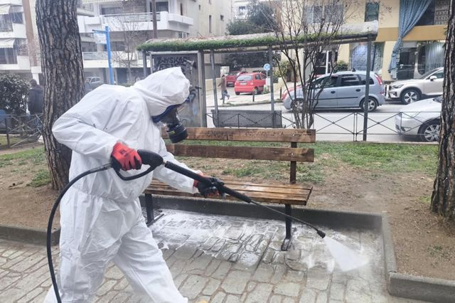 Συνεργείο καθαρισμού στη Θεσσαλονίκη