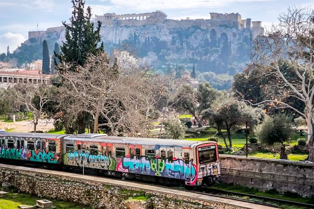 Να περιμένεις ατέλειωτα το Μετρό ή να κολλήσεις στον Κηφισό;