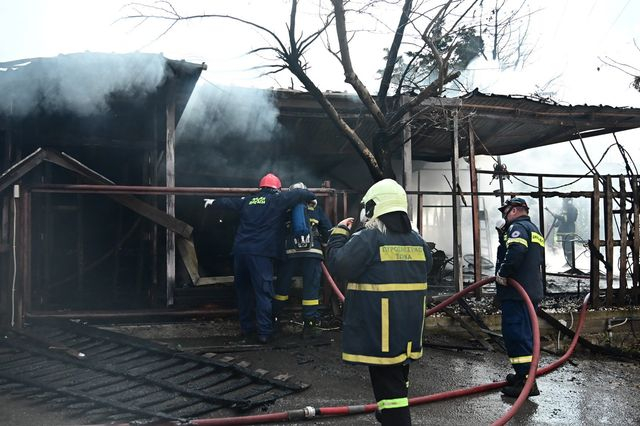 Πυρκαγιά σε επιχείρηση στην Λεωφόρο Βάρης - Κορωπίου