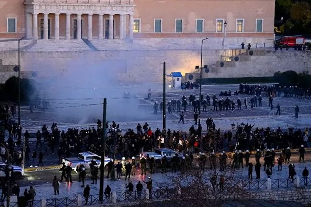 Πατέρας θύματος Τεμπών: “ΜΑΤατζής μου έριξε σπρέι στα μούτρα”