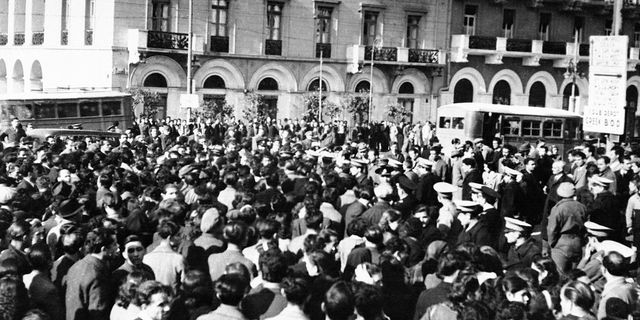 Διαδηλωτές του ΕΑΜ-ΚΚΕ που αγωνίζονταν για την απελευθέρωση περισσότερων από 8.000 πολιτικών κρατουμένων στην Ελλάδα, κατέκλυσαν το κέντρο της Αθήνας κατά τη διάρκεια μαζικής διαδήλωσης τον Δεκέμβριο του 1945