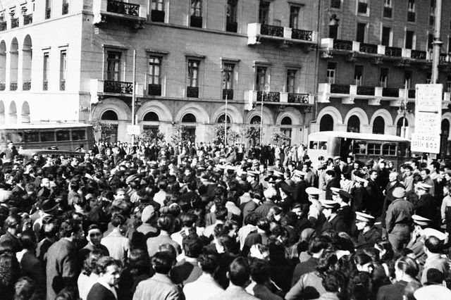 Διαδηλωτές του ΕΑΜ-ΚΚΕ που αγωνίζονταν για την απελευθέρωση περισσότερων από 8.000 πολιτικών κρατουμένων στην Ελλάδα, κατέκλυσαν το κέντρο της Αθήνας κατά τη διάρκεια μαζικής διαδήλωσης τον Δεκέμβριο του 1945