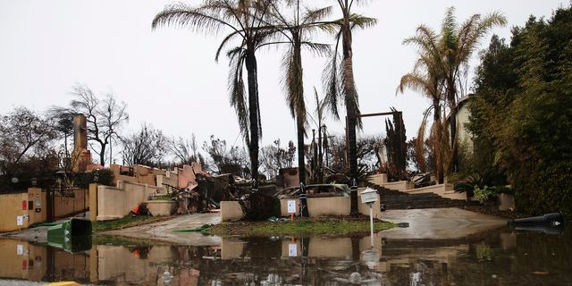 Μετά την καταιγίδα, μπροστά από ένα κατεστραμμένο από τη φωτιά ακίνητο στη ζώνη πυρκαγιάς Palisades, στη γειτονιά Pacific Palisades του Λος Άντζελες