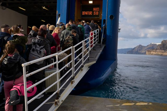 Επιβάτες επιβιβάζονται σε πλοίο που εκτελούσε κανονικό δρομολόγιο από τη Σαντορίνη προς το λιμάνι του Πειραιά