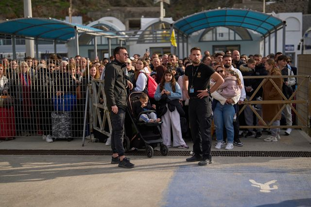 Σαντορίνη: Άρον άρον εγκαταλείπουν το νησί κάτοικοι και τουρίστες