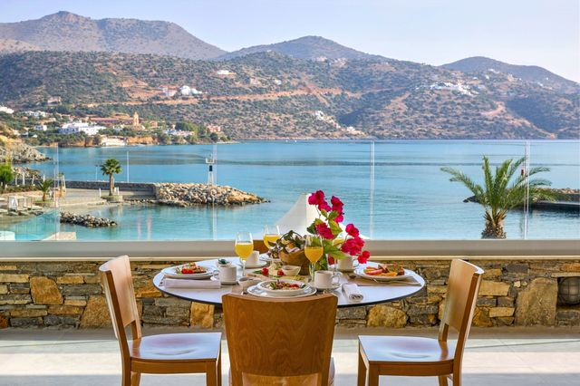 Ο Όμιλος Zeus International Hotels & Resorts παρουσιάζει το ανανεωμένο Mirabello Bay Luxury Resort