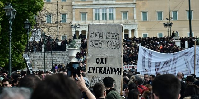 Συλλαλητήριο στην πλατεία Συντάγματος για το σιδηροδρομικό δυστύχημα στα Τέμπη, με συνθήματα "Δεν έχω οξυγόνο"