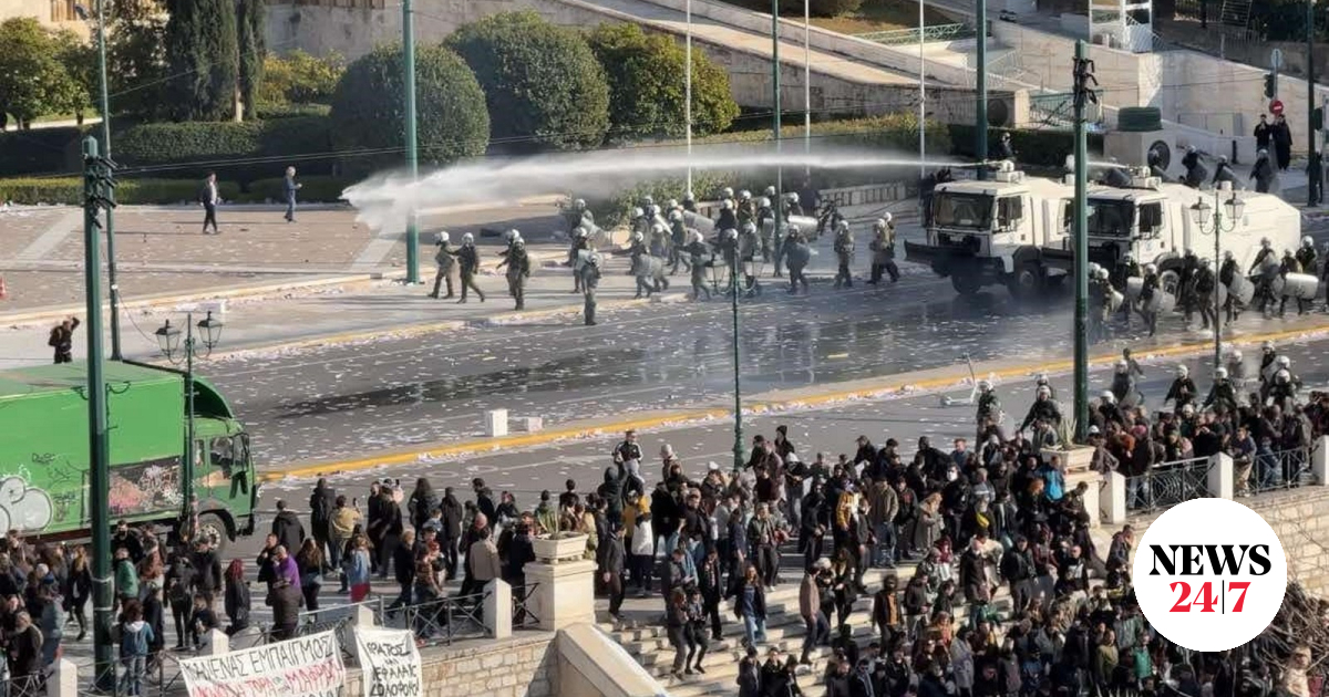 Τέμπη: Η στιγμή που τα ΜΑΤ διαλύουν την ειρηνική συγκέντρωση στο Σύνταγμα (ΒΙΝΤΕΟ)