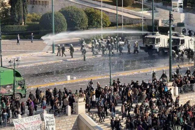 Τέμπη: Η στιγμή που τα ΜΑΤ διαλύουν την ειρηνική συγκέντρωση στο Σύνταγμα (ΒΙΝΤΕΟ)