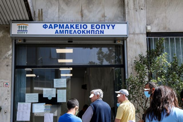 Ασθενείς περιμένουν για να παραλάβουν Φάρμακα Υψηλού Κόστους από το φαρμακείο του ΕΟΠΥΥ στους Αμπελοκήπους