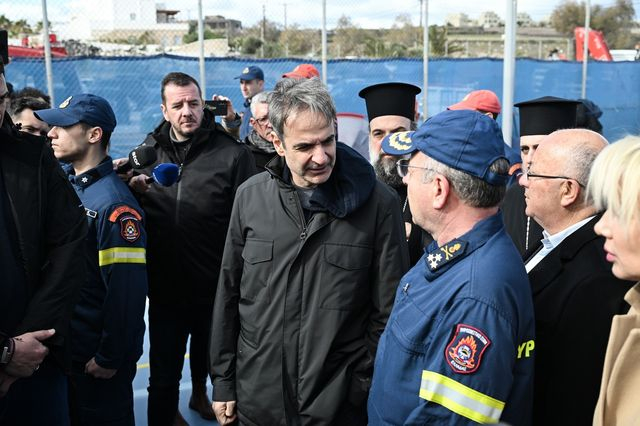 Μητσοτάκης μετά τη σύσκεψη στη Σαντορίνη: “Ψυχραιμία, ακούμε τους ειδικούς”