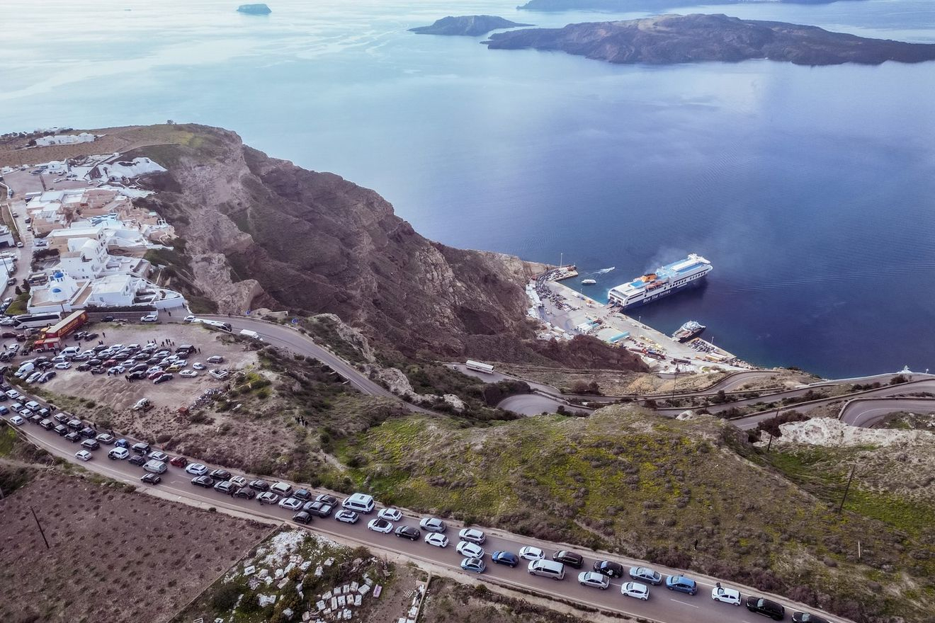 Αδειάζει η Σαντορίνη – Η μαζική αποχώρηση κατοίκων και εργαζομένων μέσα από 10 καρέ