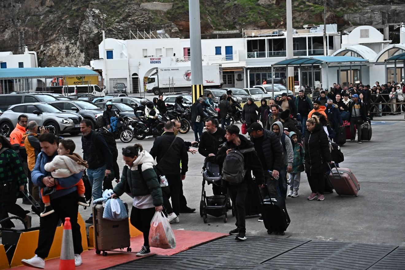 Συνεχίζεται η μαζική αναχώρηση του κόσμου από τη Σαντορίνη λόγω της έντονης σεισμικής δραστηριότητας