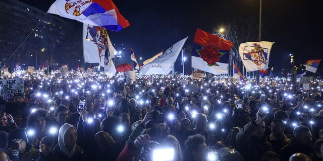 15 λεπτά σιγής: Η αλληλεγγύη κατακλύζει τους δρόμους της Σερβίας