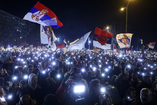 15 λεπτά σιγής: Η αλληλεγγύη κατακλύζει τους δρόμους της Σερβίας