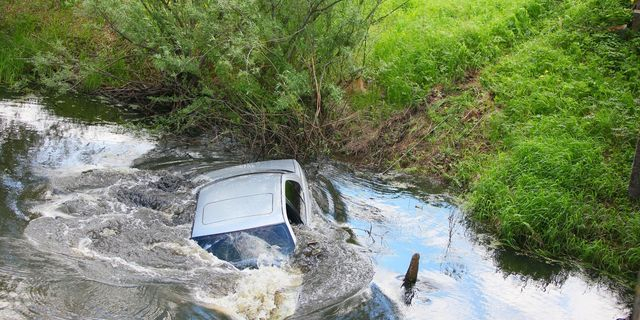 Πόση ώρα αντέχει ένα εγκλωβισμένο άτομο σε αυτοκίνητο που βυθίζεται στη θάλασσα