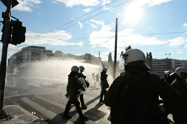 Επεισόδια μετά το τέλος της απεργιακής συγκέντρωσης στην πλατεία Συντάγματος στην Αθήνα για τη συμπλήρωση δύο χρόνων από το σιδηροδρομικό δυστύχημα των Τεμπών.