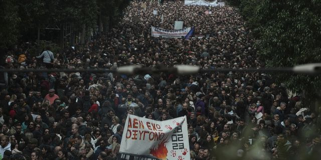 Τέμπη: 57 λευκά μπαλόνια μπροστά από τη Βουλή στις 23:18