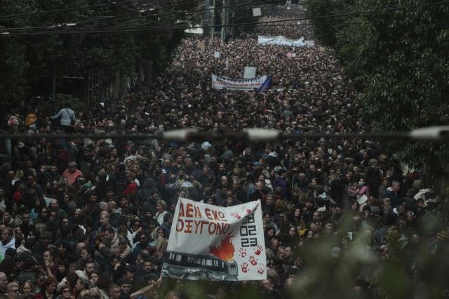 Τέμπη: 57 λευκά μπαλόνια μπροστά από τη Βουλή στις 23:18