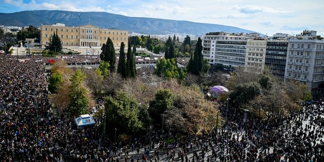 Συλλαλητήριο στην πλατεία Συντάγματος για τα Τέμπη