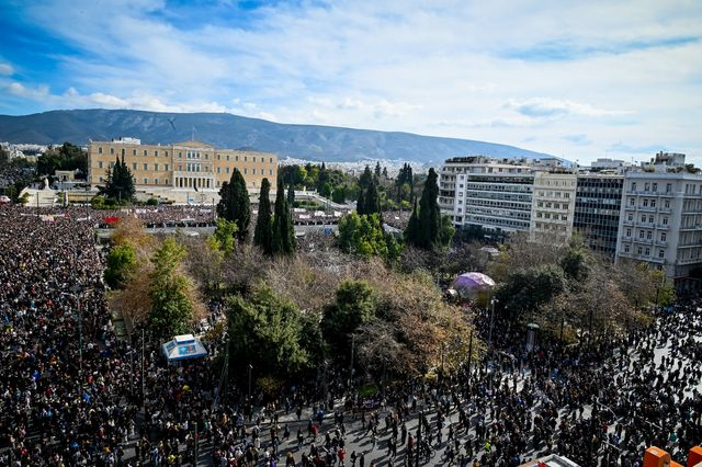 Συλλαλητήριο στην πλατεία Συντάγματος για τα Τέμπη