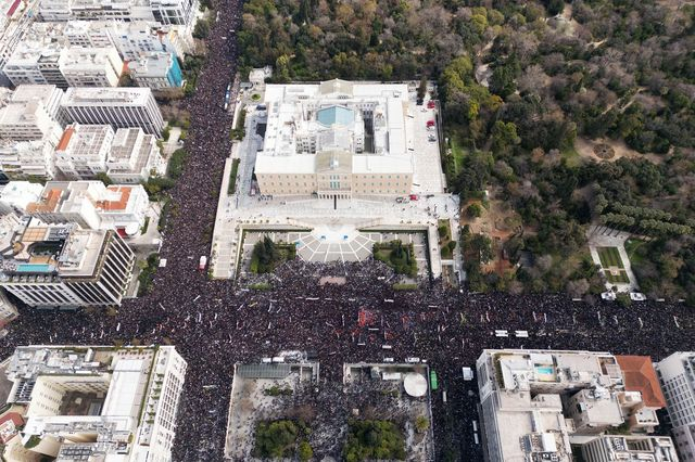 Τέμπη: Η λαοθάλασσα στο Σύνταγμα από ψηλά – 10 συγκλονιστικά καρέ