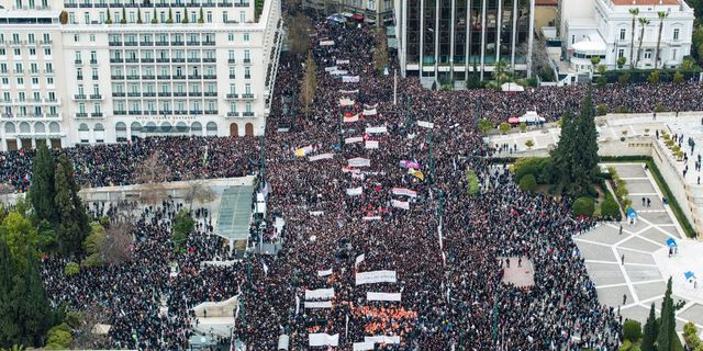 Η πρόταση μομφής έγινε στις πλατείες όλης της χώρας