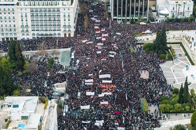 Η πρόταση μομφής έγινε στις πλατείες όλης της χώρας