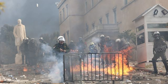 Τέμπη: Η ΕΛ.ΑΣ που “έβλεπε” τους κουκουλοφόρους να περνούν