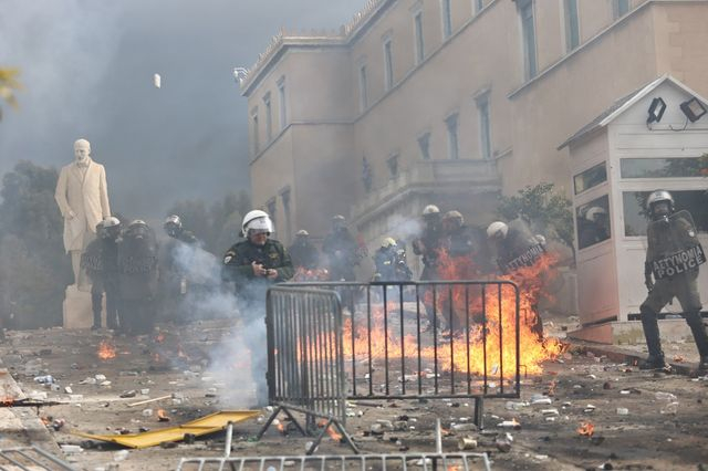 Τέμπη: Η ΕΛ.ΑΣ που “έβλεπε” τους κουκουλοφόρους να περνούν