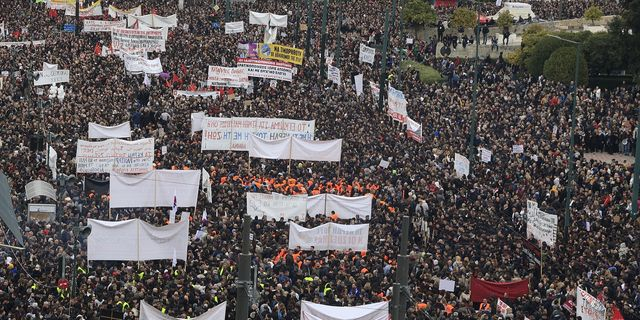 Πανοραμικό στιγμιότυπο από την απεργιακή συγκέντρωση στην πλατεία Συντάγματος στην Αθήνα για τη συμπλήρωση δύο χρόνων από το σιδηροδρομικό δυστύχημα των Τεμπών