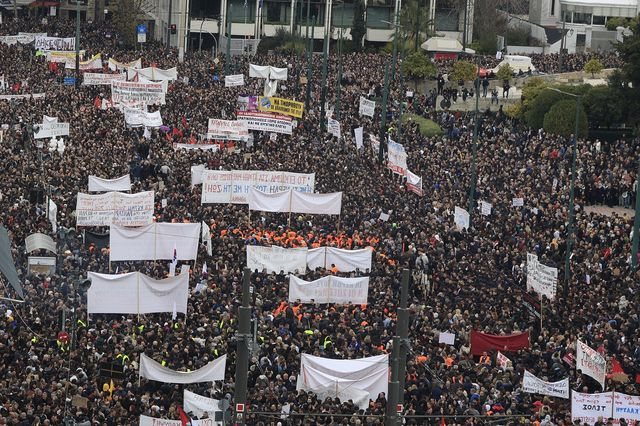 Πανοραμικό στιγμιότυπο από την απεργιακή συγκέντρωση στην πλατεία Συντάγματος στην Αθήνα για τη συμπλήρωση δύο χρόνων από το σιδηροδρομικό δυστύχημα των Τεμπών