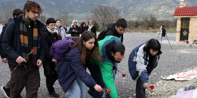 Τέμπη: Φοιτητές στο σημείο της τραγωδίας τιμούν την μνήμη των θυμάτων