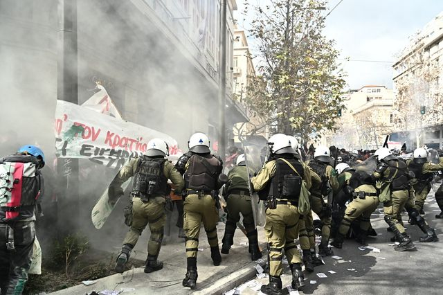 Επεισόδια στο Σύνταγμα: Ανίκανοι ή επικίνδυνοι;