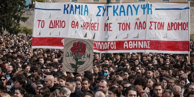 Γαντζώνονται στην εξουσία και σαπίζουν. Μέχρι να πέσουν…