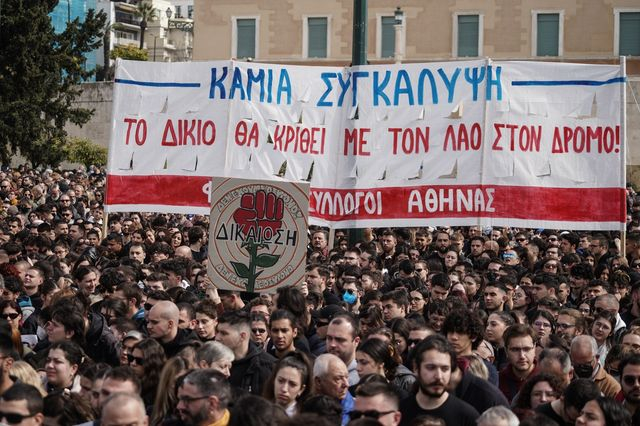 Γαντζώνονται στην εξουσία και σαπίζουν. Μέχρι να πέσουν…