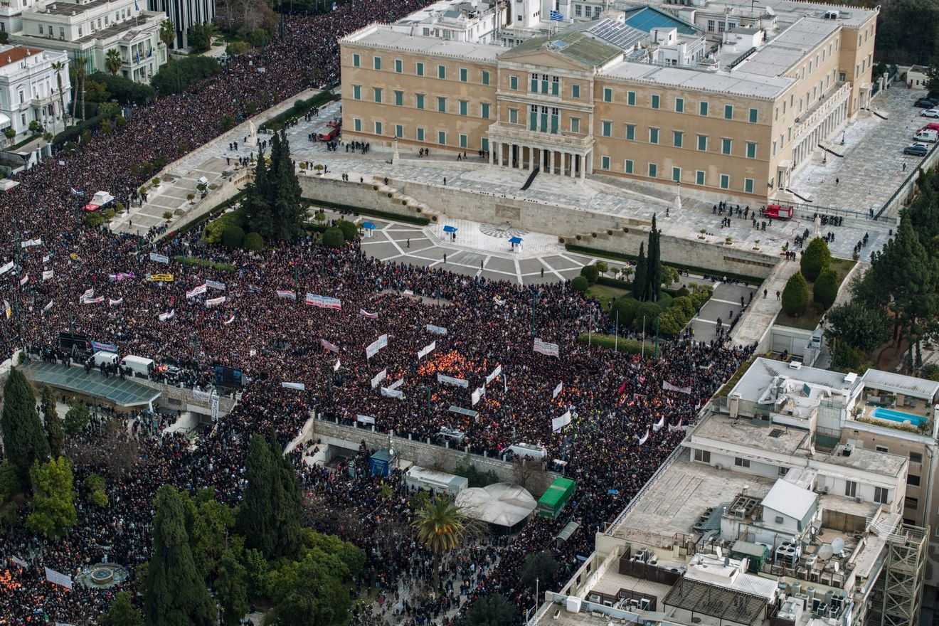 Πανοραμικό στιγμιότυπο από το μεγαλειώδες συλλαλητήριο για τα Τέμπη