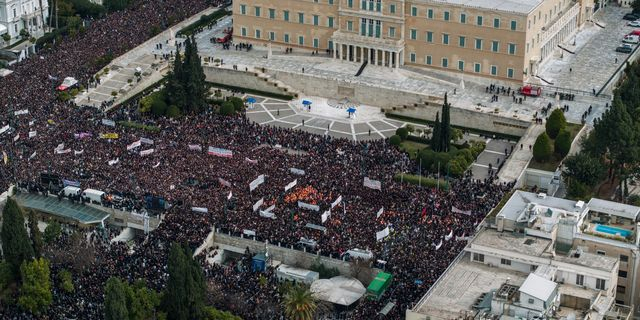 Πανοραμικό στιγμιότυπο από το μεγαλειώδες συλλαλητήριο για τα Τέμπη