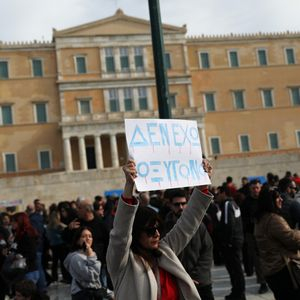 Η Ελλάδα στους δρόμους για τα Τέμπη – Ποιοι απεργούν