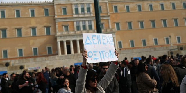 Η Ελλάδα στους δρόμους για τα Τέμπη – Ποιοι απεργούν