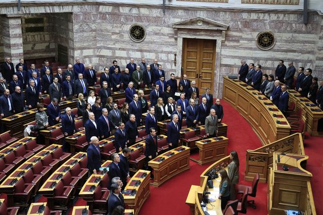 Βουλή: Ενός λεπτού σιγή στη μνήμη των θυμάτων των Τεμπών