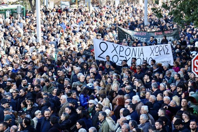 Τέμπη: Πρωτοφανείς εικόνες από τα Χανιά – “Δεν ξεχνάμε, δεν συγχωρούμε”