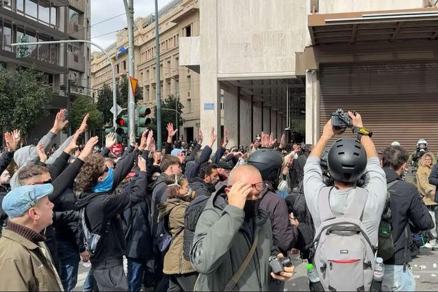 Τέμπη: Η συγκλονιστική στιγμή που διαδηλωτές επιστρέφουν με υψωμένα χέρια στο Σύνταγμα