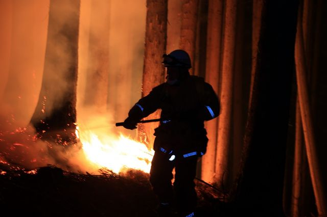 Πυροσβεστικές δυνάμεις δίνουν μάχη με τις φλόγες στο Οφουνάτο της Ιαπωνίας