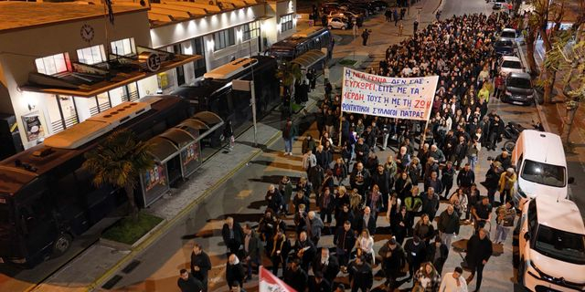 Πάτρα: Πλήθος κόσμου στη συγκέντρωση για τα Τέμπη