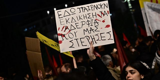 Συλλαλητήριο στην πλατεία Συντάγματος στην Αθήνα για το σιδηροδρομικό δυστύχημα των Τεμπών