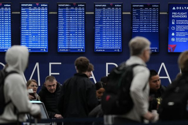 Ταξιδιώτες στο διεθνές αεροδρόμιο Hartsfield-Jackson της Ατλάντα