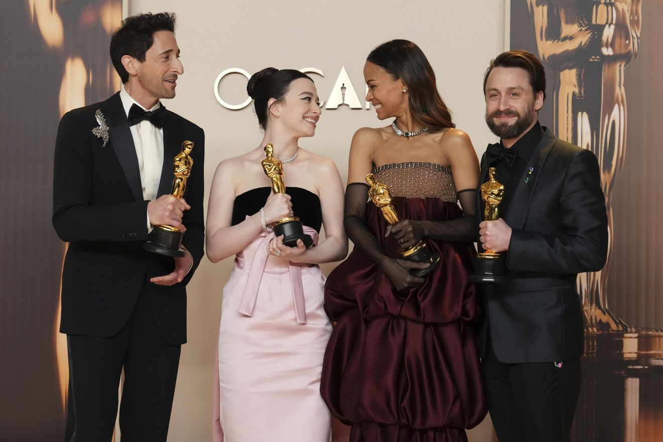 Adrien Brody, Mikey Madison, Zoe Saldana και Kieran Culkin με τα Όσκαρ τους ανά χείρας στην 97η τελετή απονομής