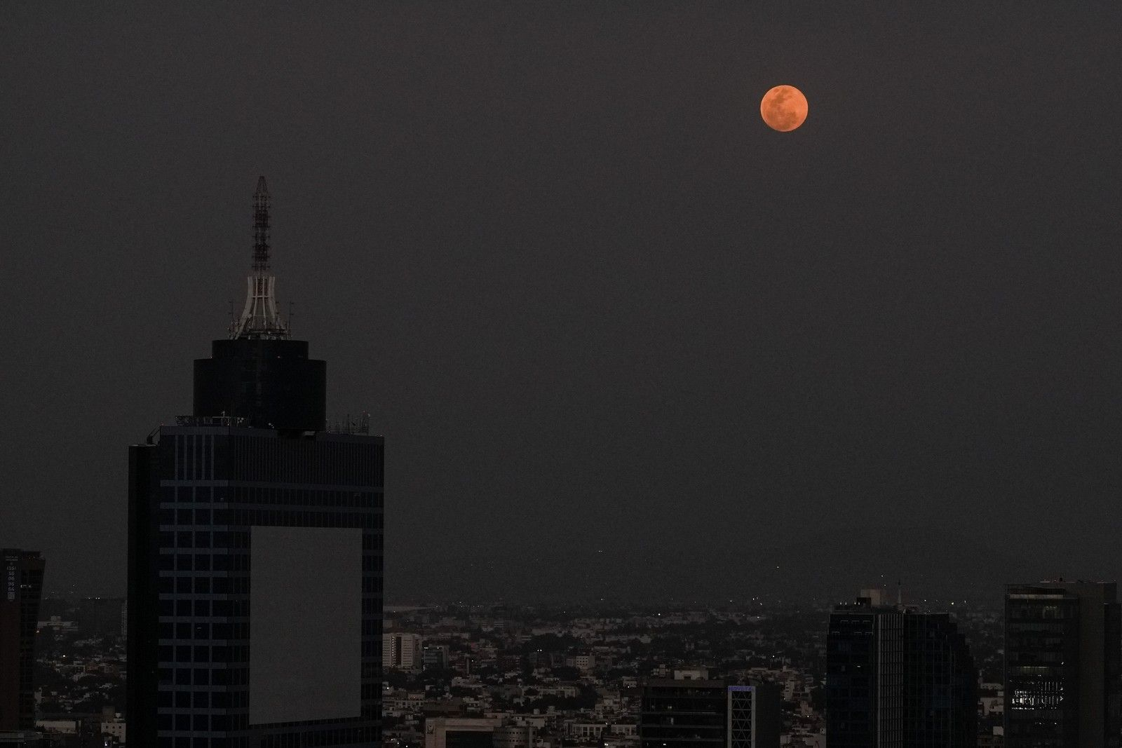 Το φεγγάρι λάμπει πάνω από την Πόλη του Μεξικού κατά τη διάρκεια ολικής έκλειψης Σελήνης